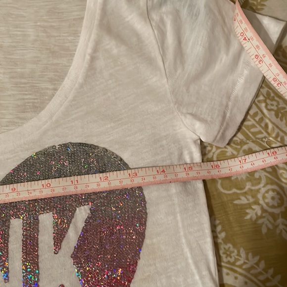 Two Pink tee shirts - Picture 5 of 6